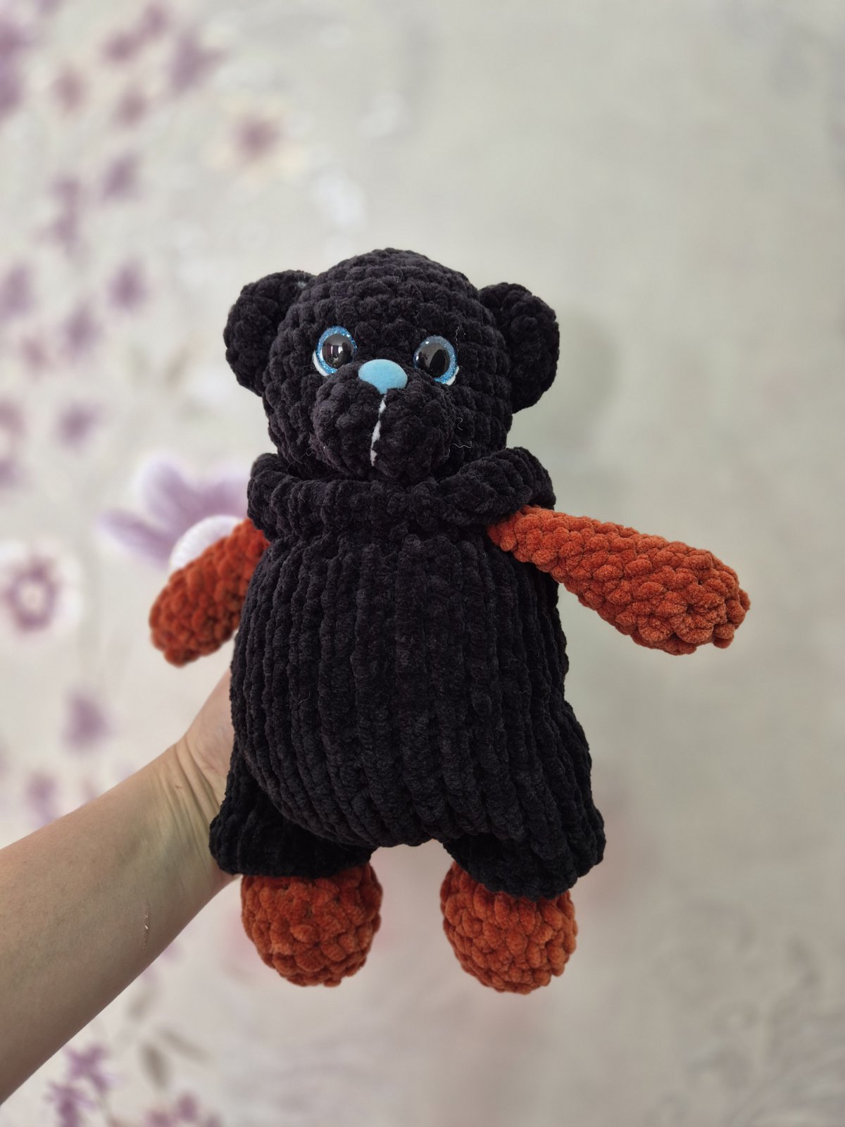 Плетена играчка "Мече с дрешка"